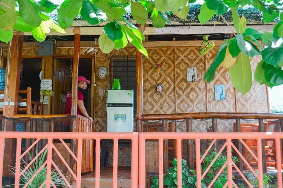 Titanic'S Nipa Hut Hostel Моалбоал Екстериор снимка