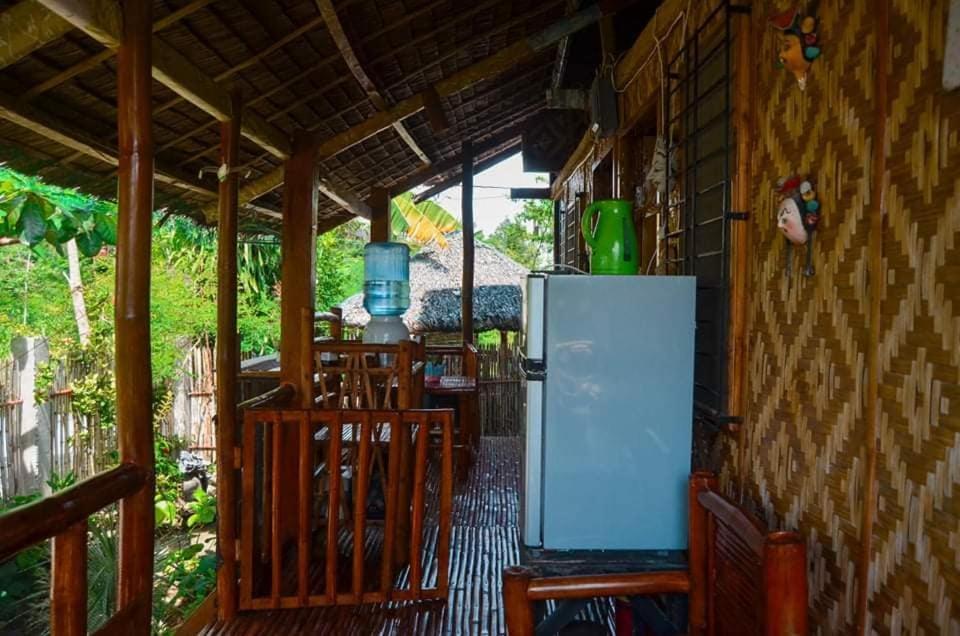 Titanic'S Nipa Hut Hostel Моалбоал Екстериор снимка