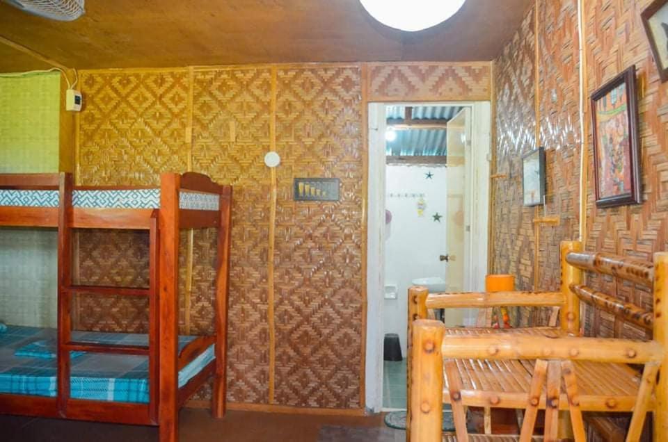 Titanic'S Nipa Hut Hostel Моалбоал Екстериор снимка